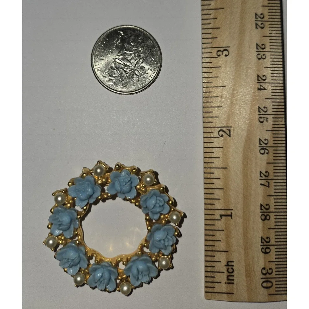 Retro Mid Century Blue Resin Flower‎ Circle Pin Wreath Blue Brooch Faux Pearls